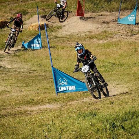Emi racing through the dual slalom gates
