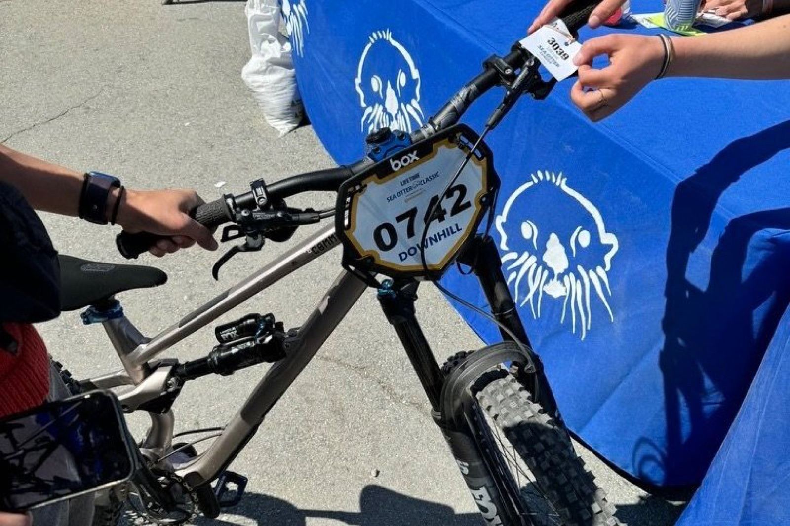 Race plates on